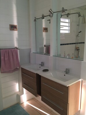 Shower, hair dryer, towels - COMFORT, NATURE AND GREAT SPACES (Les Abymes)