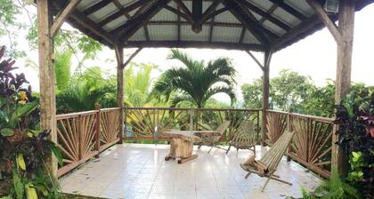 le Domaine de La marie joseph est un refuge dans un jardin tropical