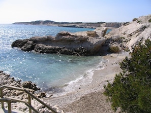 Nära stranden och solstolar