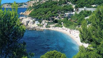 NĂŠr stranden og solsenger