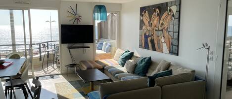 Smart TV, DVD player, books, stereo