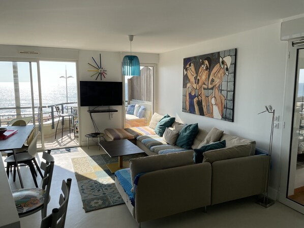 Smart TV, DVD player, books, stereo