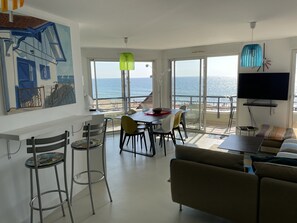 TV connectée, lecteur de DVD, livres, chaîne hi-fi