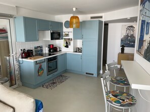 Frigorífic, microones, forn i placa de cuina 