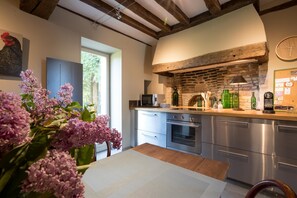 Fridge, microwave, oven, stovetop - GITE LE CLOS DU VERGER (Levernois)