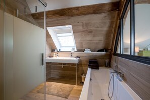 Een haardroger, handdoeken, zeep, shampoo