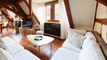 Fernseher, DVD-Player, Bücher, Musikbibliothek