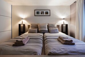 4 habitaciones, tabla de planchar con plancha y cuna de viaje