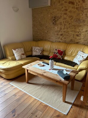 Télévision, livres, chaîne hi-fi