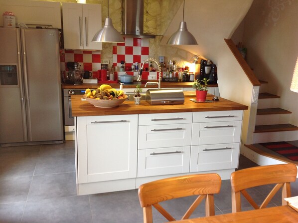 Fridge, oven, stovetop, dishwasher