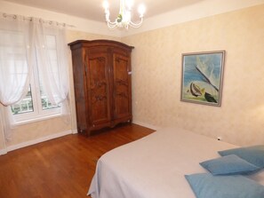 3 slaapkamers, een strijkplank/strijkijzer, reisbedje, gratis wifi