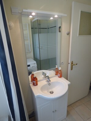 Combined shower/tub, hair dryer, towels, soap