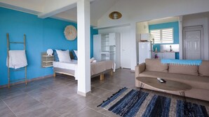 Un amplio espacio habitable con cama, sofá y comedor.