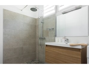 Een douche, een haardroger, handdoeken