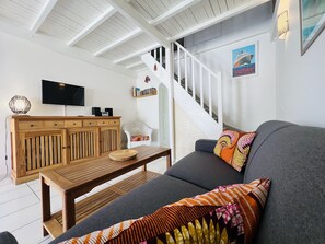 TV, books - APARTMENT DUPLEX WITH SEA VIEW, The best situation in Saint-François !!! (Saint François)