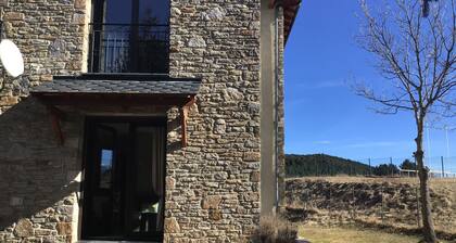 Appartement F3 dans maison de montagne avec jardin de 900m2 et parking gratuit