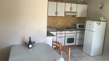 Frigorífico, microondas, horno y placa de cocina