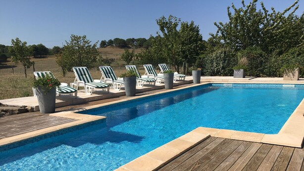 A rectangular swimming pool with a wooden deck and lounge chairs. - PROMOTION summer: from 13/07 to 20/07 and 17/08 to 24/08 945 euros instead of 1500 eur (Verzeille)