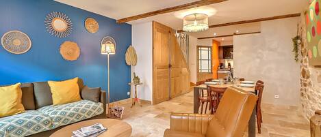 Télévision, lecteur de DVD, livres, chaîne hi-fi