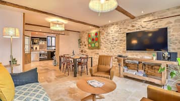 Télévision, lecteur de DVD, livres, chaßne hi-fi