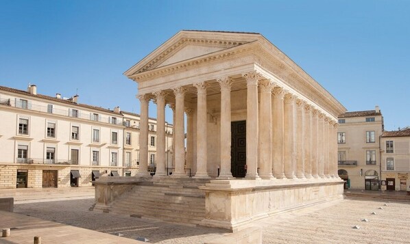 A classical building with a central open space, flanked by rows of buildings. - Superb apartment ideally located in the city center with Clim (6 pers, 80m² ) (Nîmes)