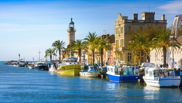 A harbor with boats docked, a lighthouse, and historic buildings along the waterfront. - Superb apartment ideally located in the city center with Clim (6 pers, 80m² ) (Nîmes)