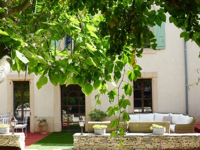 Beautiful charming house 16- 20 per. 400 m2 air-conditioned with swimming pool