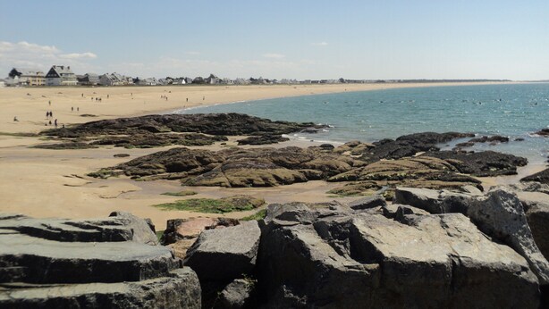 A beach with rocky outcrops and a sandy shore. - Newly built house, all mod cons (La Turballe)