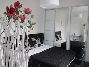 1 habitación, tabla de planchar con plancha y cuna de viaje