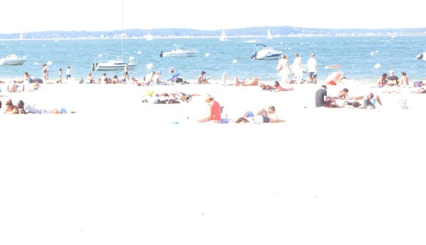 En la playa y camastros