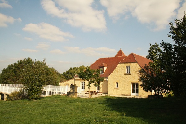 La villa et sa piscine vue depuis le jardin