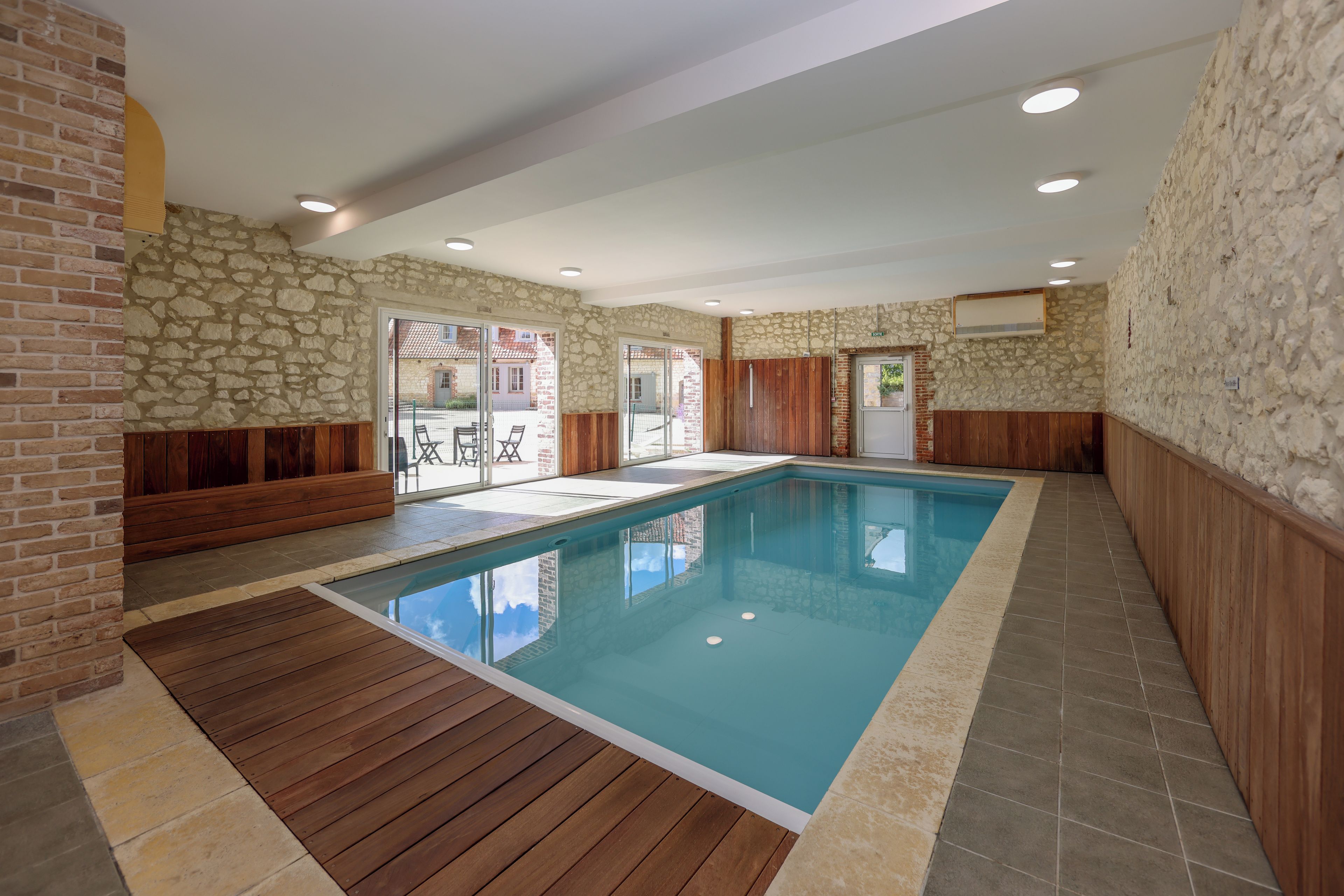 Una piscina cubierta, una piscina climatizada