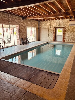 Innendørsbasseng og et oppvarmet basseng