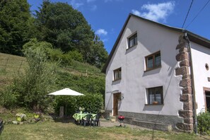 Outdoor dining - Single-family house in the mountains, temperate in summer, 15 ares of land (Grandfontaine)
