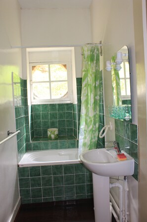 Combined shower/bathtub, hair dryer, towels - the house from the garden (Saint-Léger-Vauban)