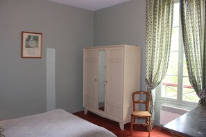 3 bedrooms, iron/ironing board, WiFi, bed sheets - the house from the garden (Saint-Léger-Vauban)