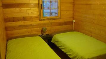 2 bedrooms, travel crib, internet