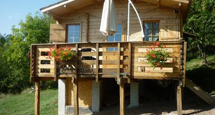 LOCALIZACIÓN CHALET DE MADERA GRANJA EN LA NOCHE CIERRA EN NATURALEZA 