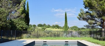 Family house, 10 mn walking distance from Lourmarin