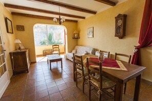 TV, fireplace, books - Detached house with private, fully secured swimming pool (Codolet)