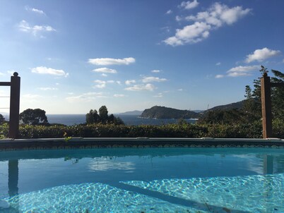 Independ.Basement, 3-4 bedrooms, pool, splendid sea view, 7 min from sandy beach