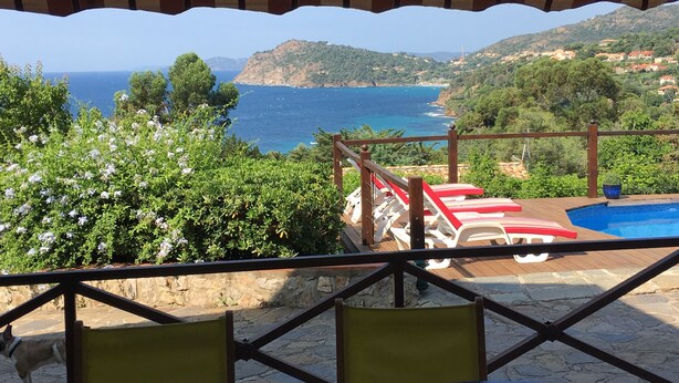 Zona exterior coberta amb piscina, gandules i vistes al mar i a les colines.