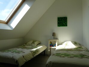 3 bedrooms, iron/ironing board, free WiFi, bed sheets - house near sea, landing beaches Utah Beach, golf, 6 pers (Saint-Marcouf)