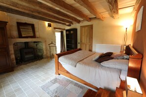 4 chambres, bureau, fer et planche à repasser, lit parapluie