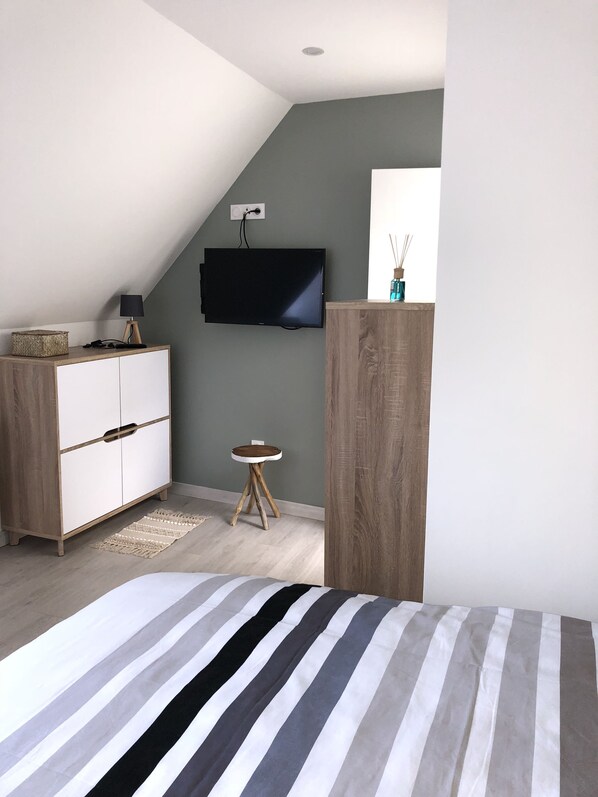 2 chambres, fer et planche à repasser, Wi-Fi, draps fournis