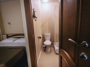 Kahden hengen comfort-huone | Kylpyhuone | Suihku, hiustenkuivaaja, pyyhkeet, saippua