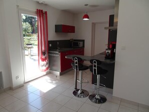 ثلاجة، ميكروويف، فرن، موقد طهي مسطح