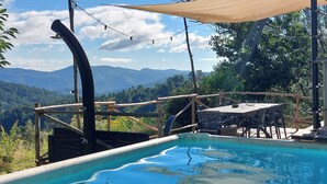 A pool with a wooden deck, surrounded by a wooden fence, overlooking a mountainous landscape. - Gite des Baragnas in the heart of Cévennes nature, air-conditioned, internet, swimming pool (Saint-Jean-Du-Gard)