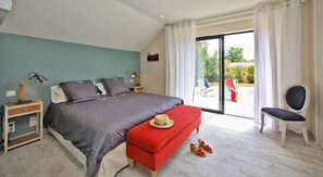 5 bedrooms, iron/ironing board, WiFi, bed sheets