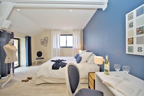 5 bedrooms, iron/ironing board, WiFi, bed sheets